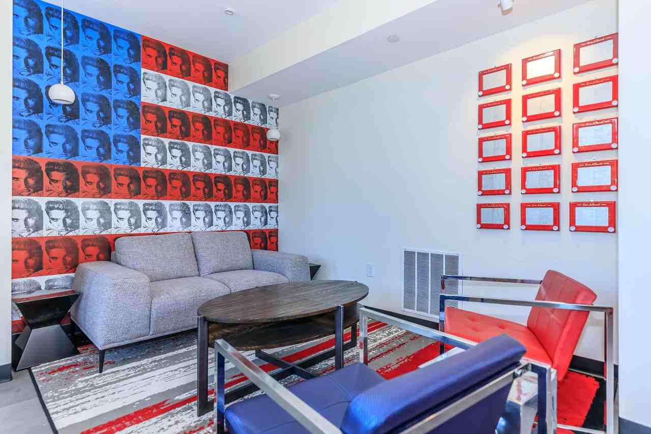 3 Square - Photo 6 of 50