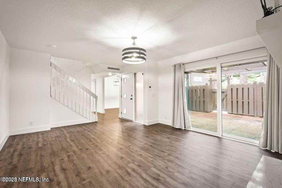 10462 Big Tree Cir E - Photo 4 of 10