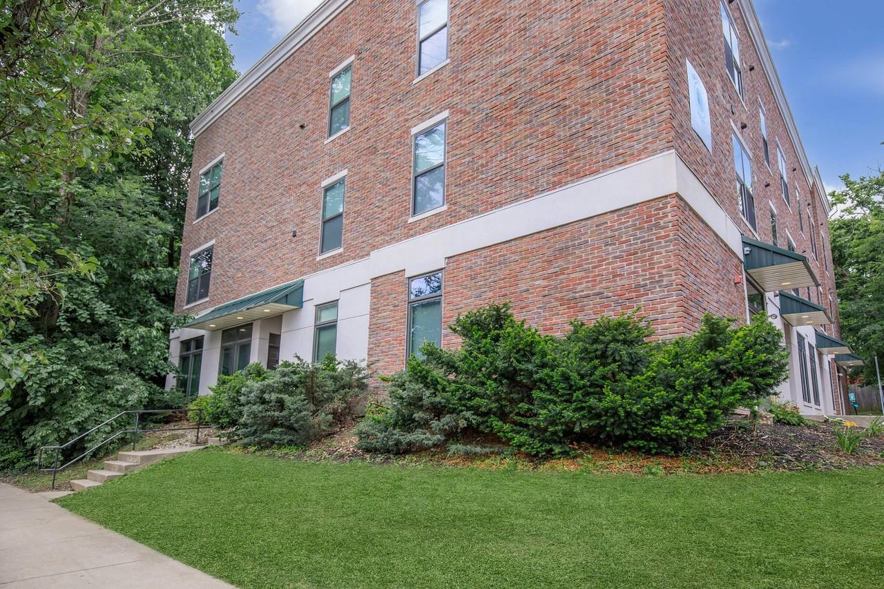 Railway Manor - Photo 4 of 23