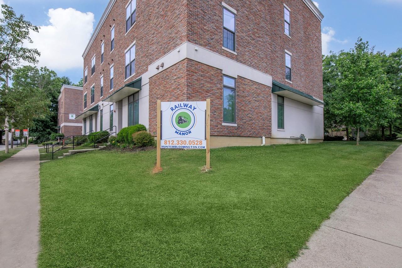 Railway Manor - Photo 6 of 23