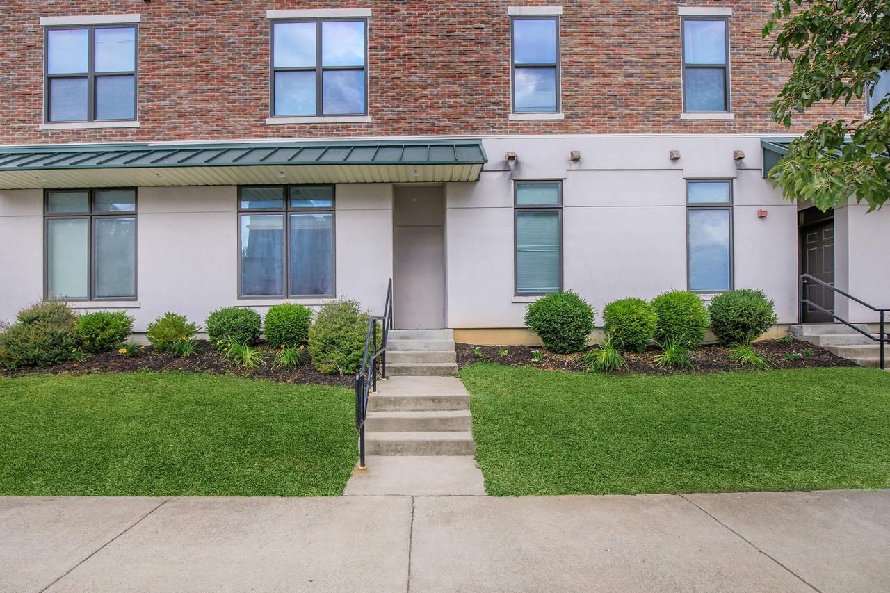 Railway Manor - Photo 5 of 23