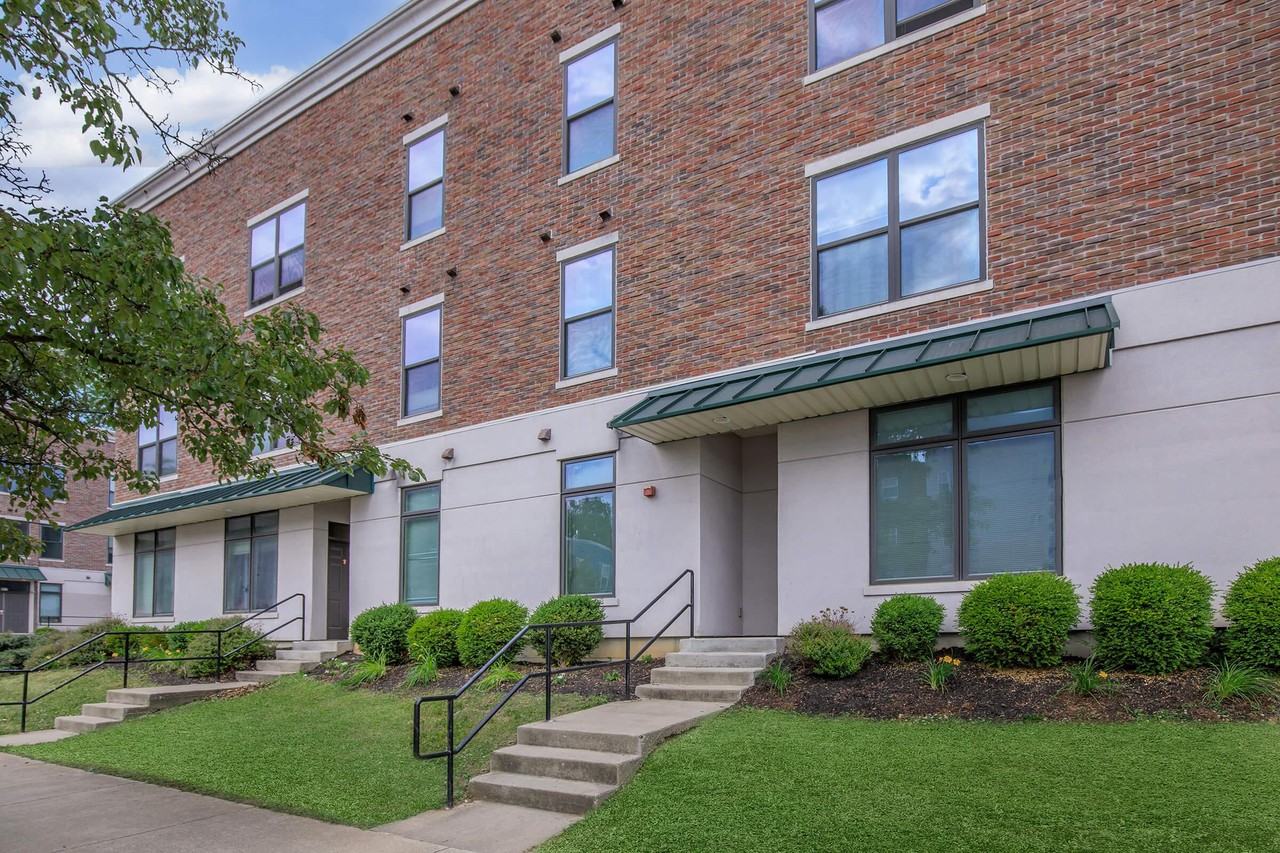 Railway Manor - Photo 3 of 23