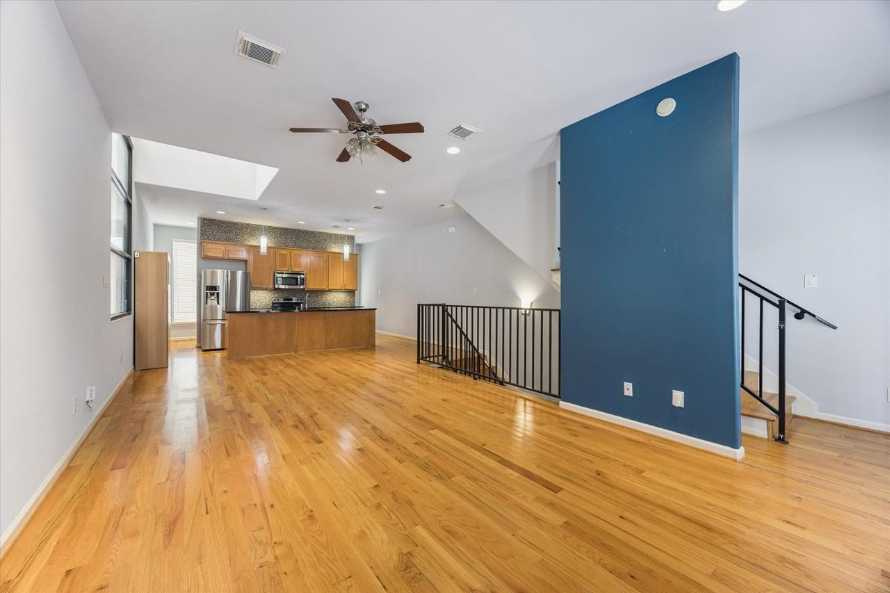 627 W 8th St - Photo 3 of 15