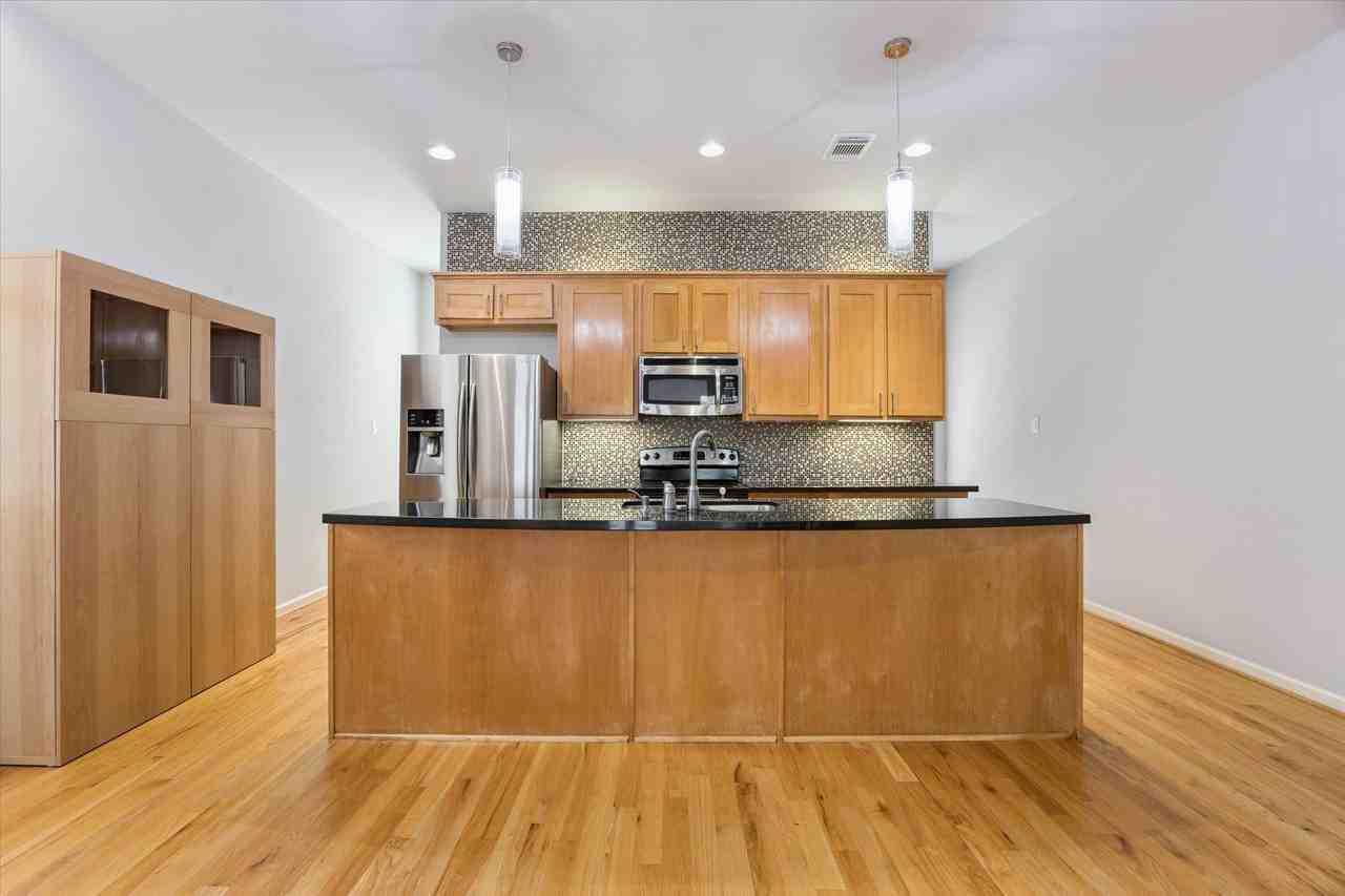 627 W 8th St - Photo 4 of 15