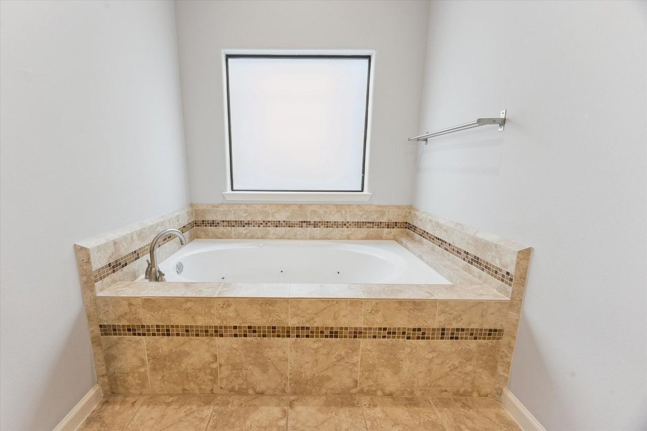 627 W 8th St - Photo 7 of 15