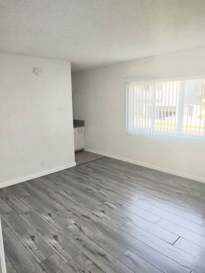 1427 North Poinsettia Place - Photo 2 of 14