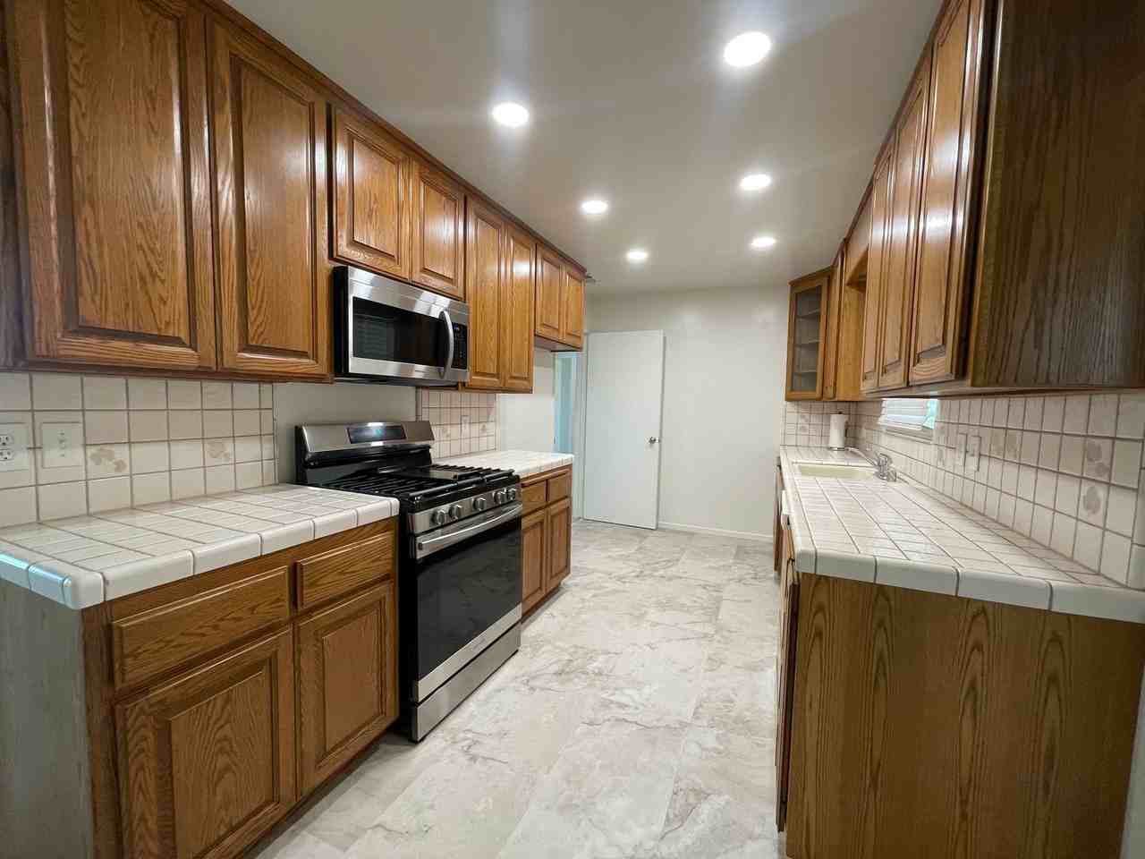 10034 Rose Ave - Photo 3 of 15
