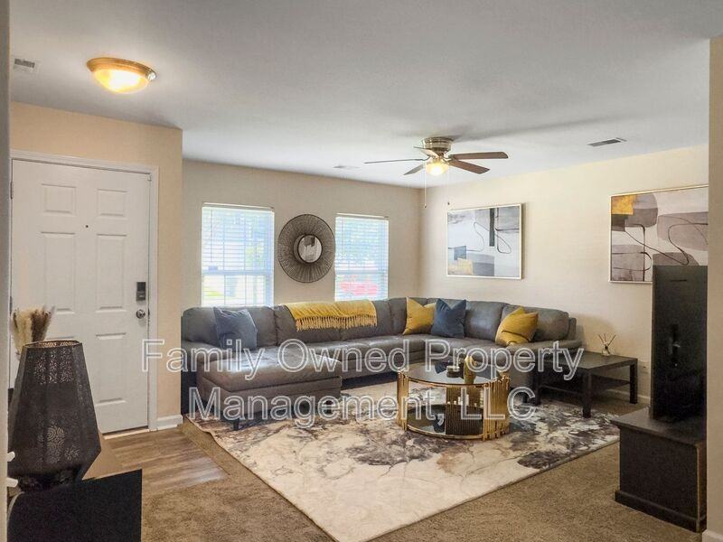 204 Wildberry Ln - Photo 4 of 30