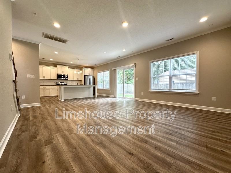 2101 Ball St - Photo 2 of 23