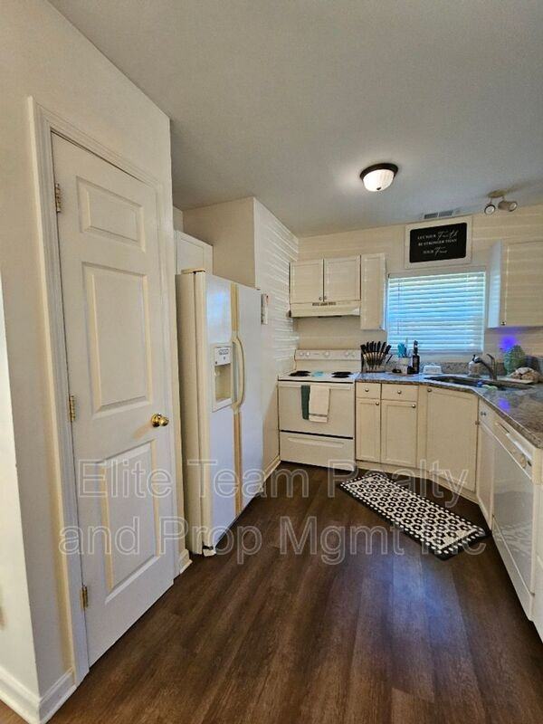 336 Lutz Ave - Photo 4 of 17