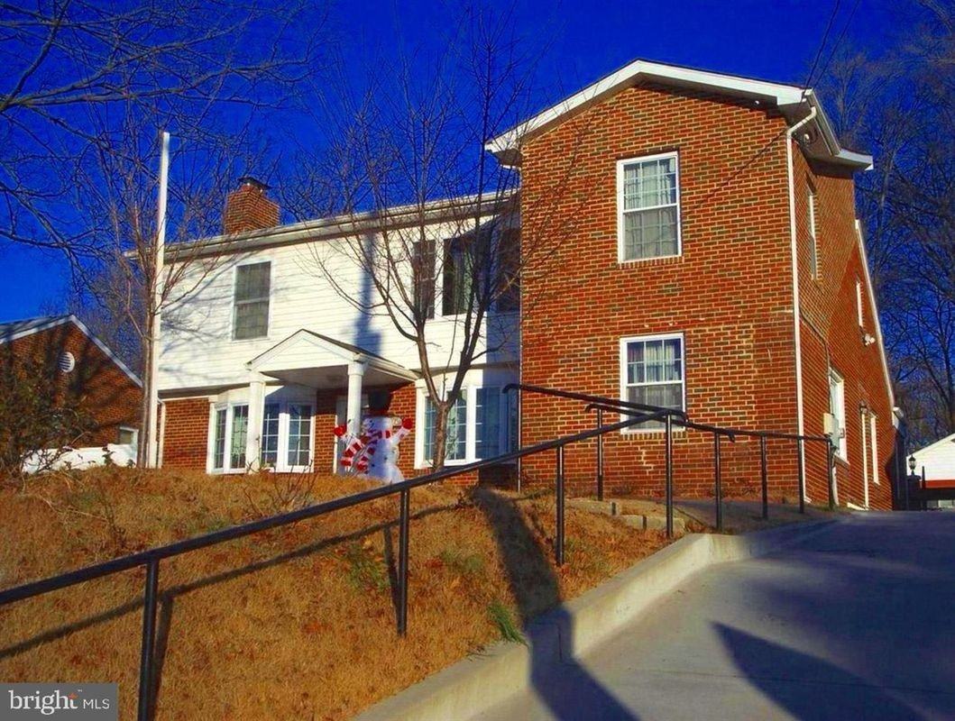 7213 Adelphi Rd - Photo 2 of 7