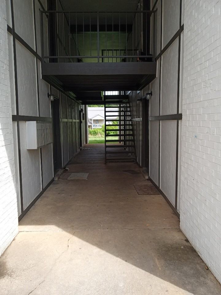 Vinewood Apartments - Photo 5 of 49