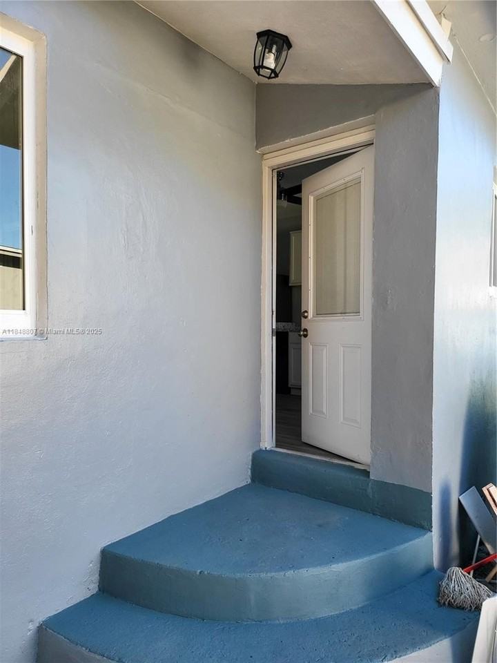 123 Nw 59th St #C - Photo 2 of 10