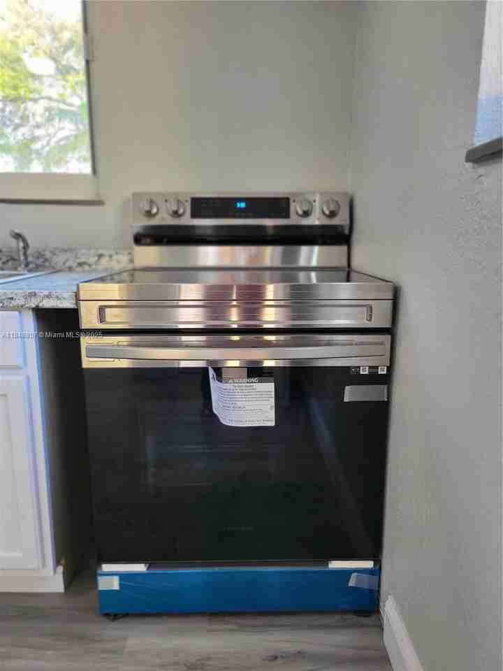 123 Nw 59th St #C - Photo 5 of 10