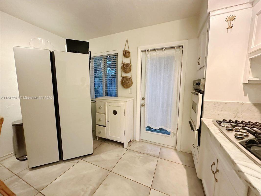 559 Ne 64th St ##561 - Photo 3 of 3