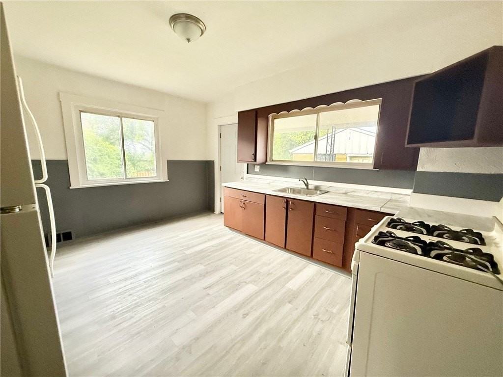 864 Vankirk St - Photo 2 of 10