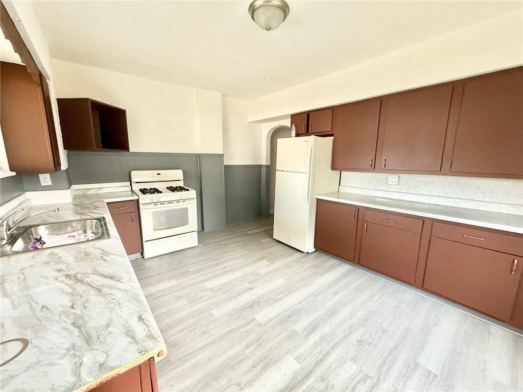 864 Vankirk St - Photo 3 of 10