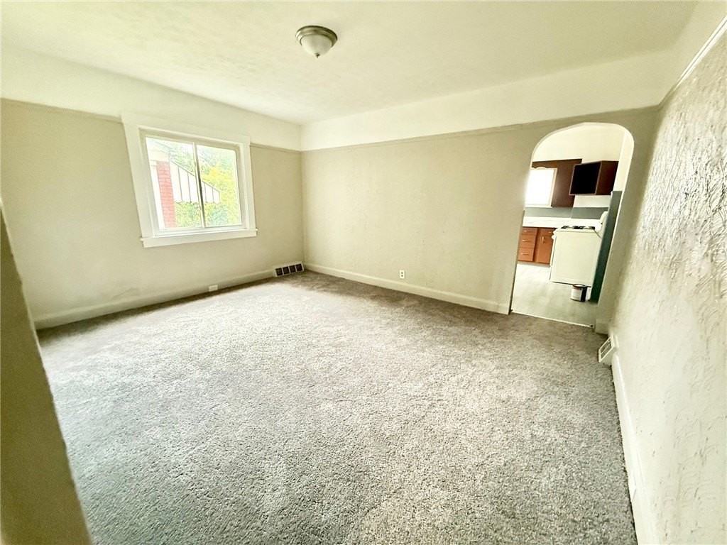 864 Vankirk St - Photo 4 of 10