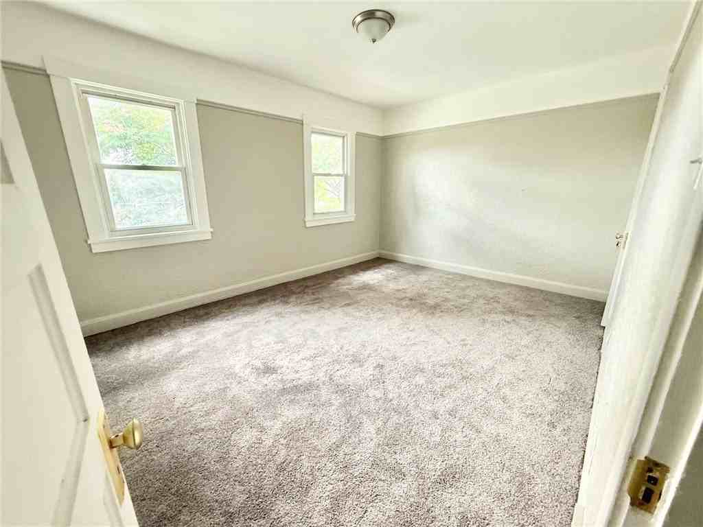 864 Vankirk St - Photo 5 of 10