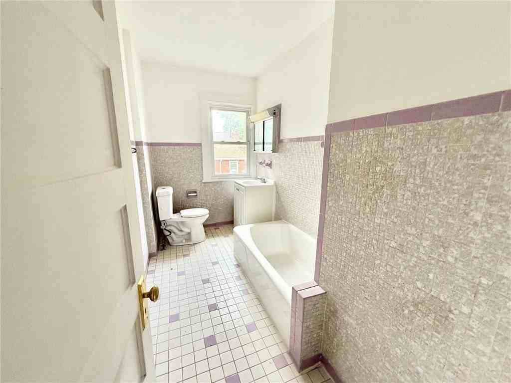 864 Vankirk St - Photo 7 of 10