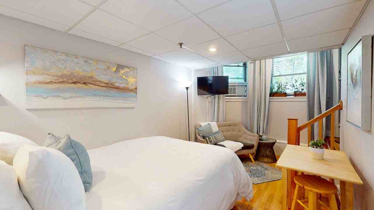 1029A Beacon St #1237953P - Photo 3 of 9