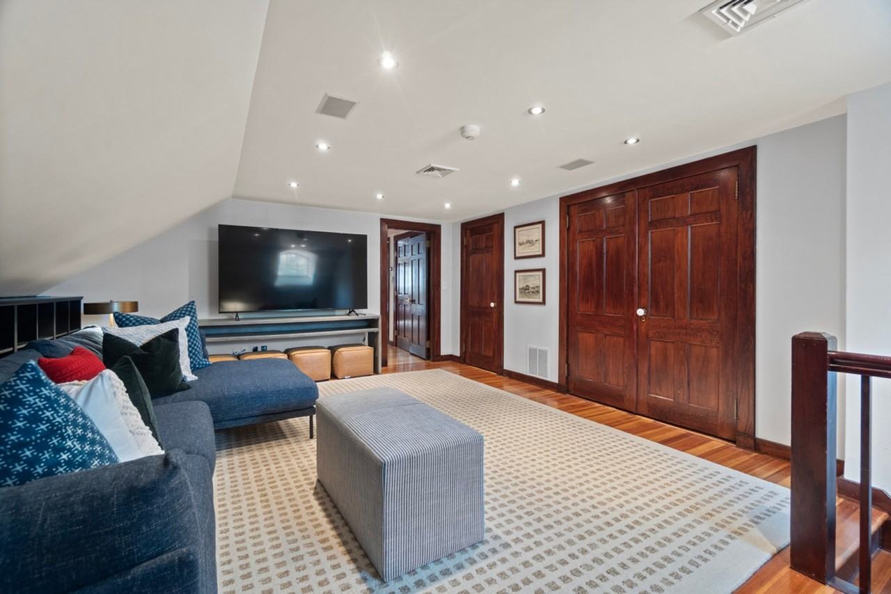 91 Algonquin Rd #1262033P - Photo 3 of 45