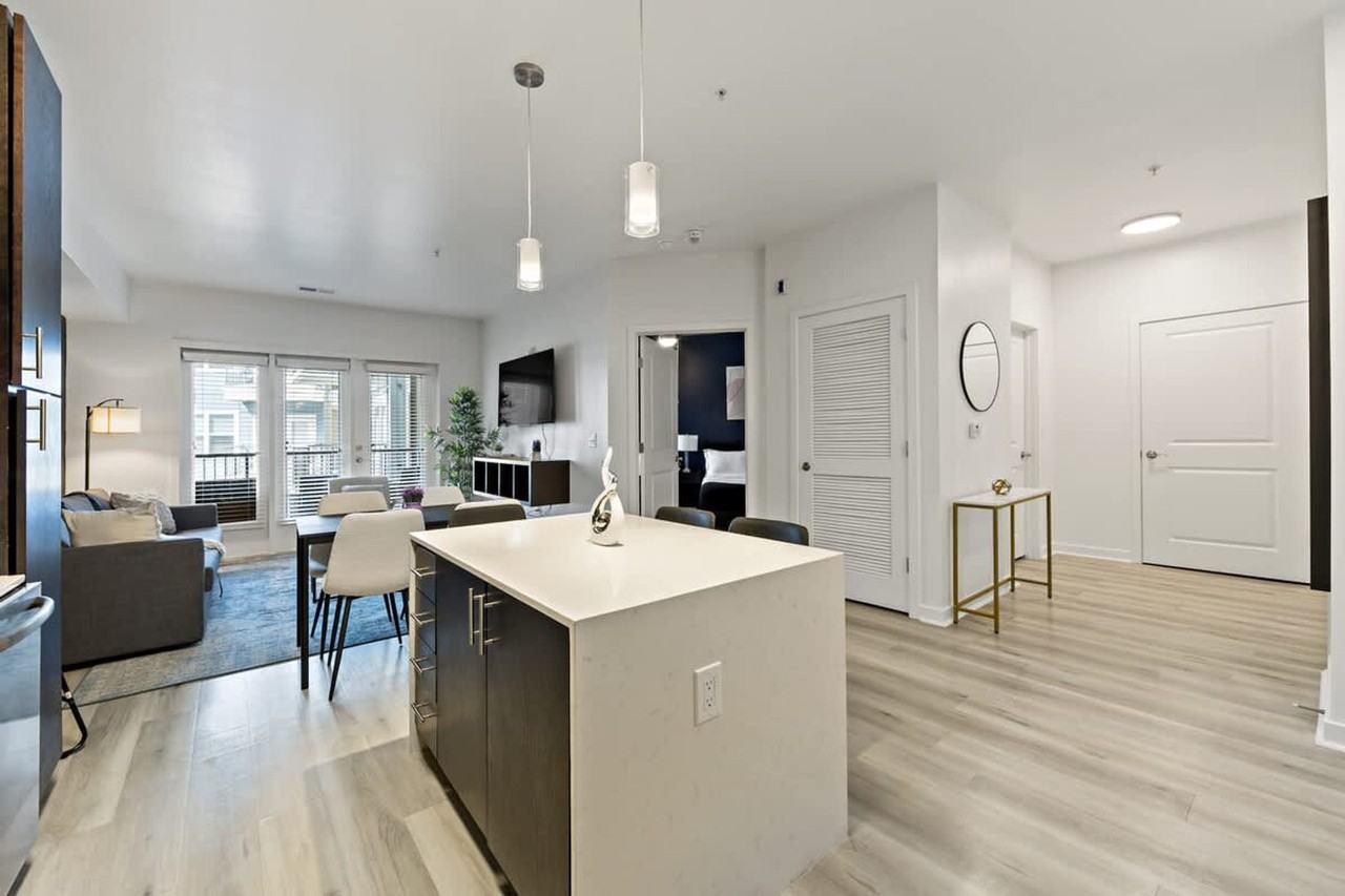 205 South Kings Drive - Photo 3 of 29