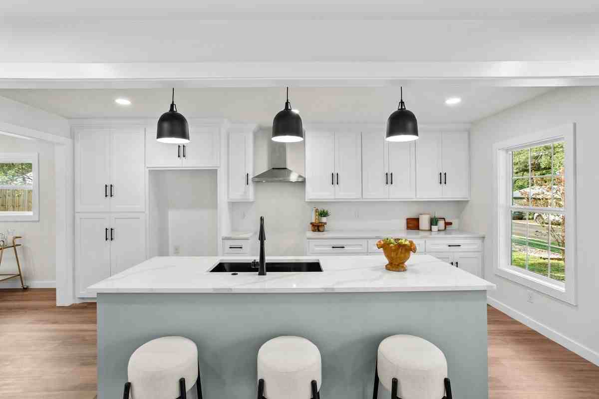 103 N Avenue C - Photo 3 of 16