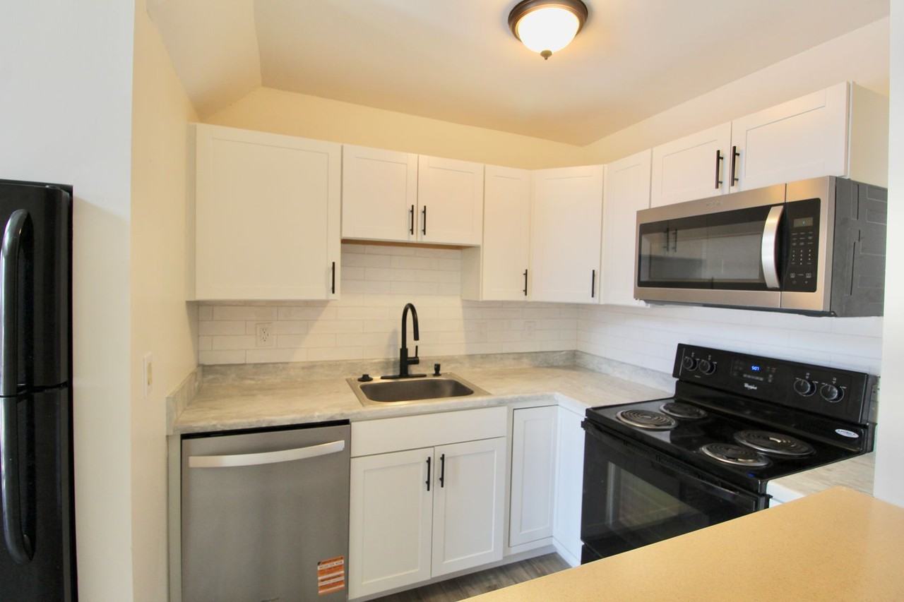 1336 Bradley Dr - Photo 2 of 20