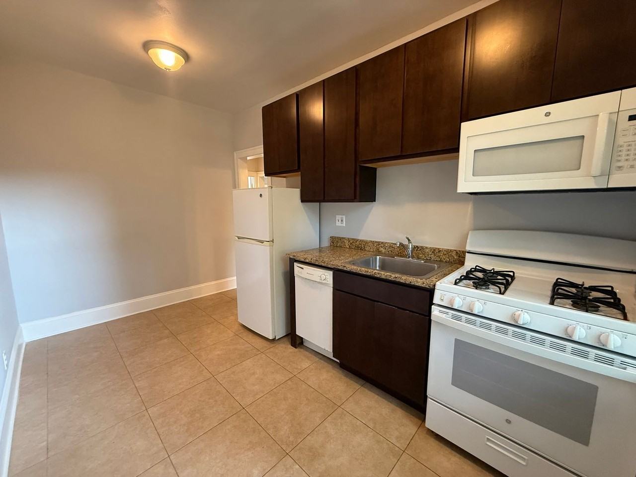 Beautiful Vintage Apartments Near NorthShore Evanston Hospital - Photo 5 of 16