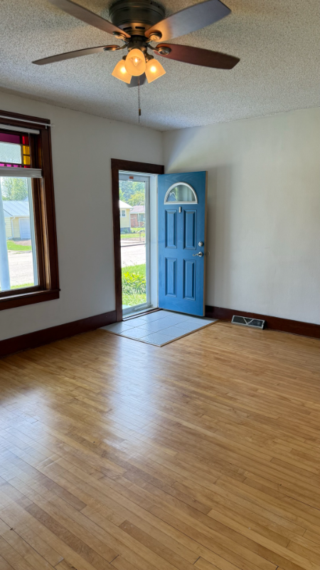 418 N 1st St - Photo 3 of 20