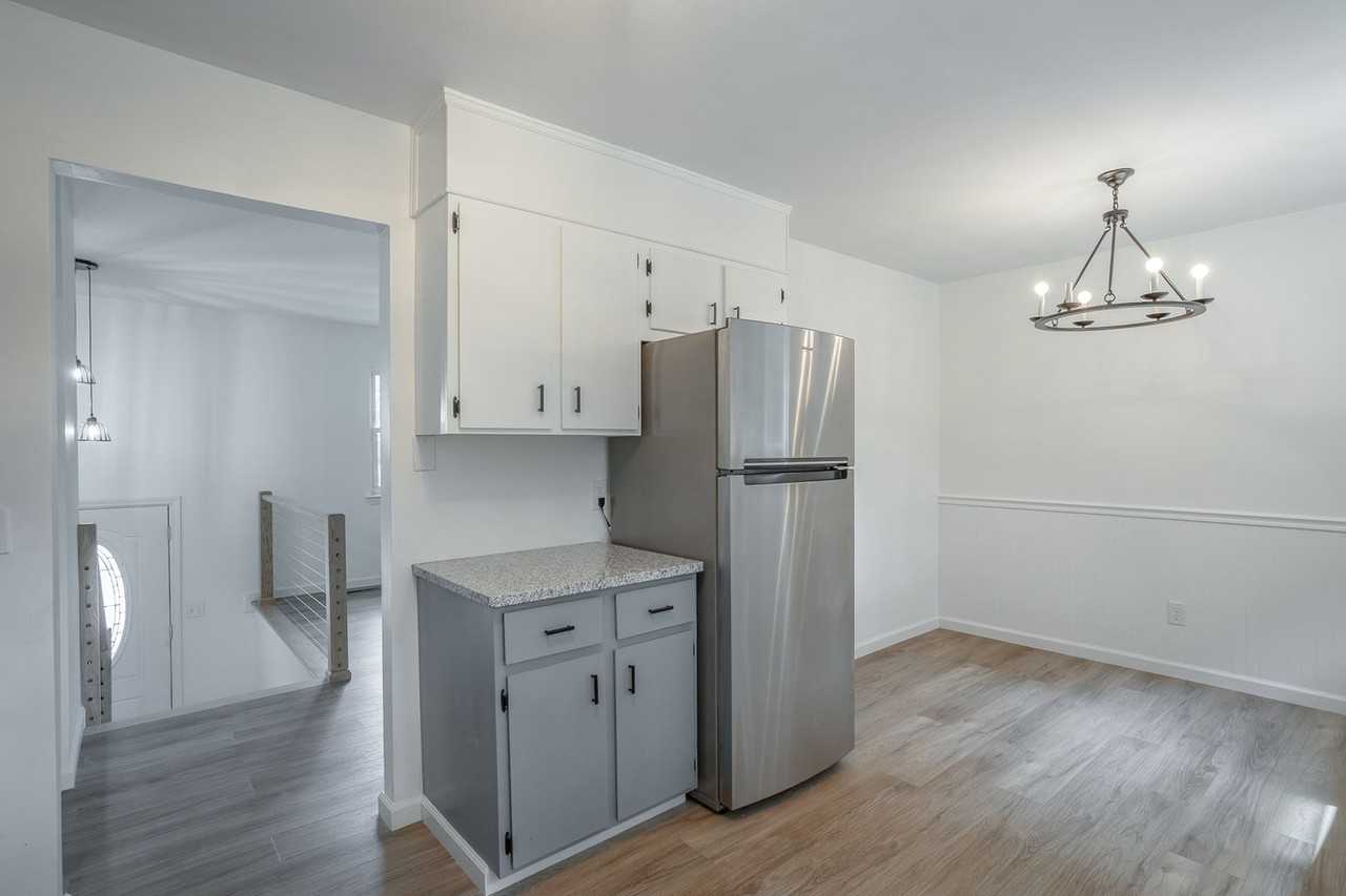 1364 Meadowood Dr - Photo 3 of 50