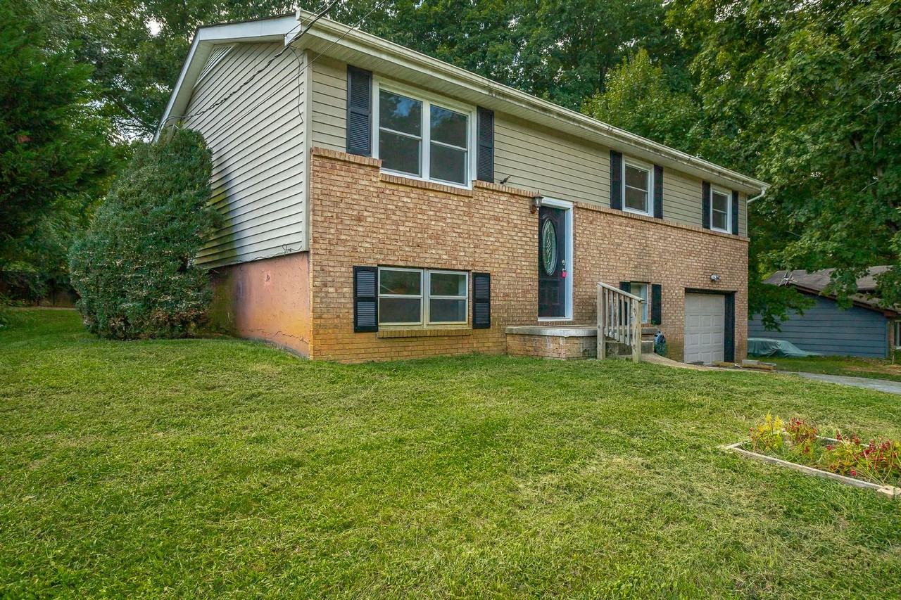 1364 Meadowood Dr - Photo 3 of 36