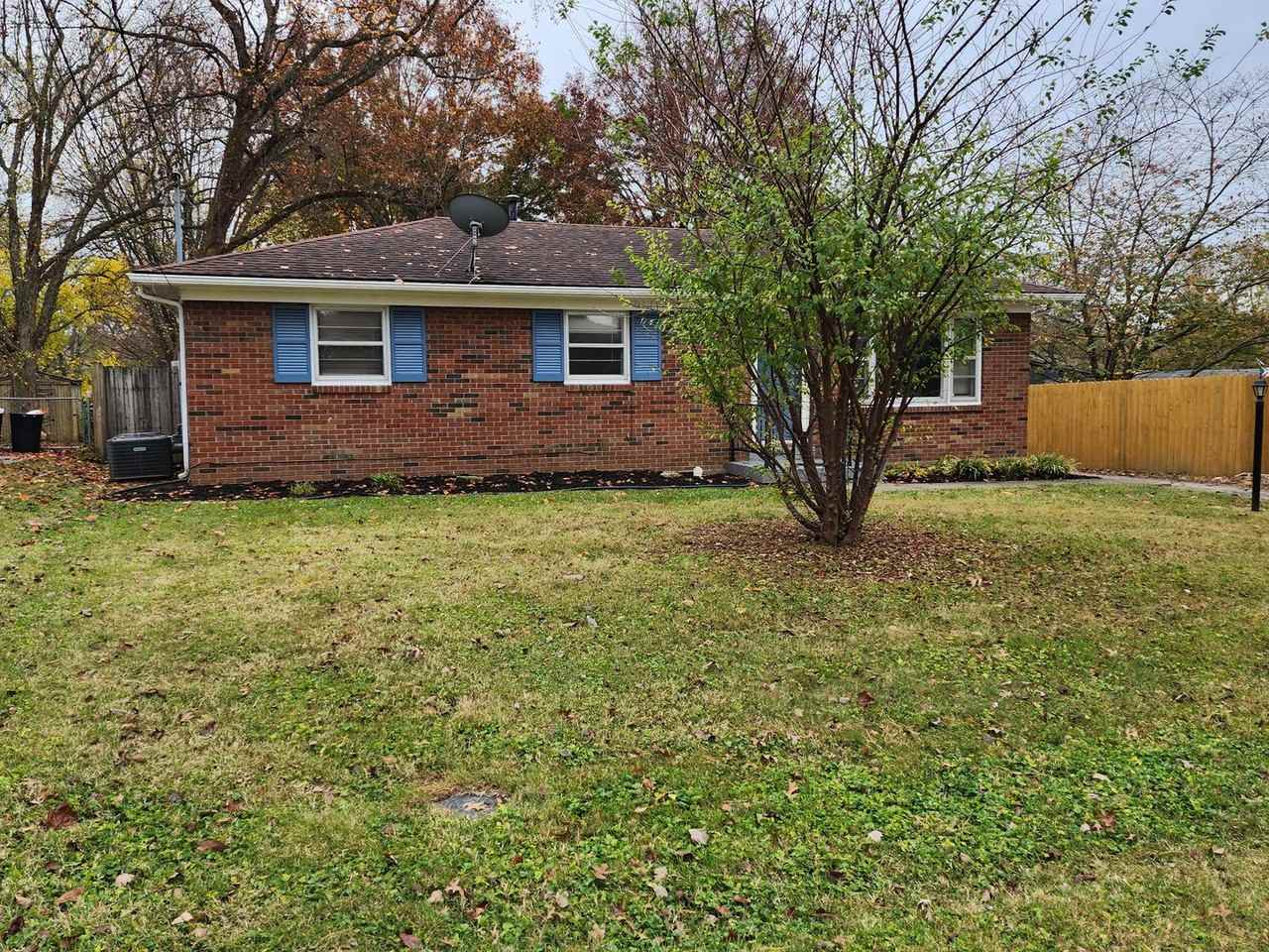 8404 Robin Hill Dr - Photo 2 of 28