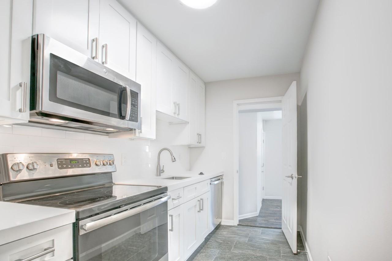 257 Newcomb St SE - Dilan Inv - Photo 3 of 33