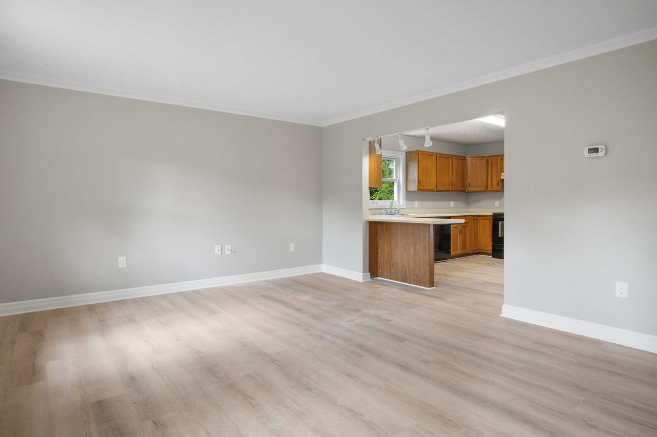 385 Warren St - Photo 2 of 24