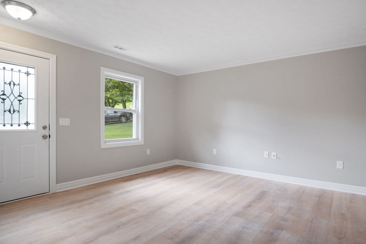 385 Warren St - Photo 3 of 24