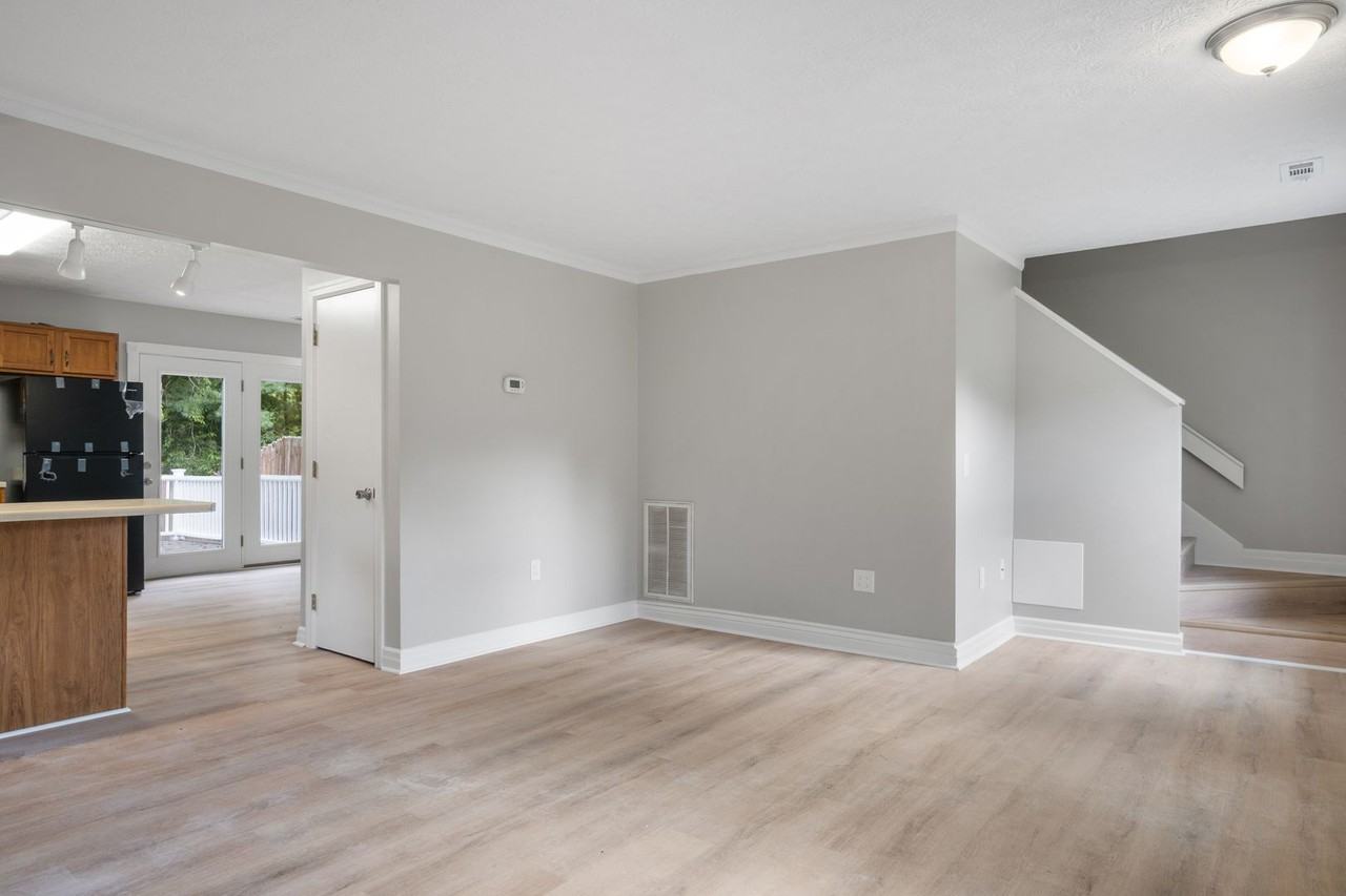 385 Warren St - Photo 4 of 24