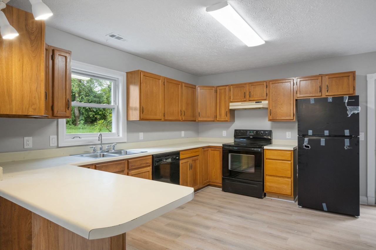 385 Warren St - Photo 5 of 24
