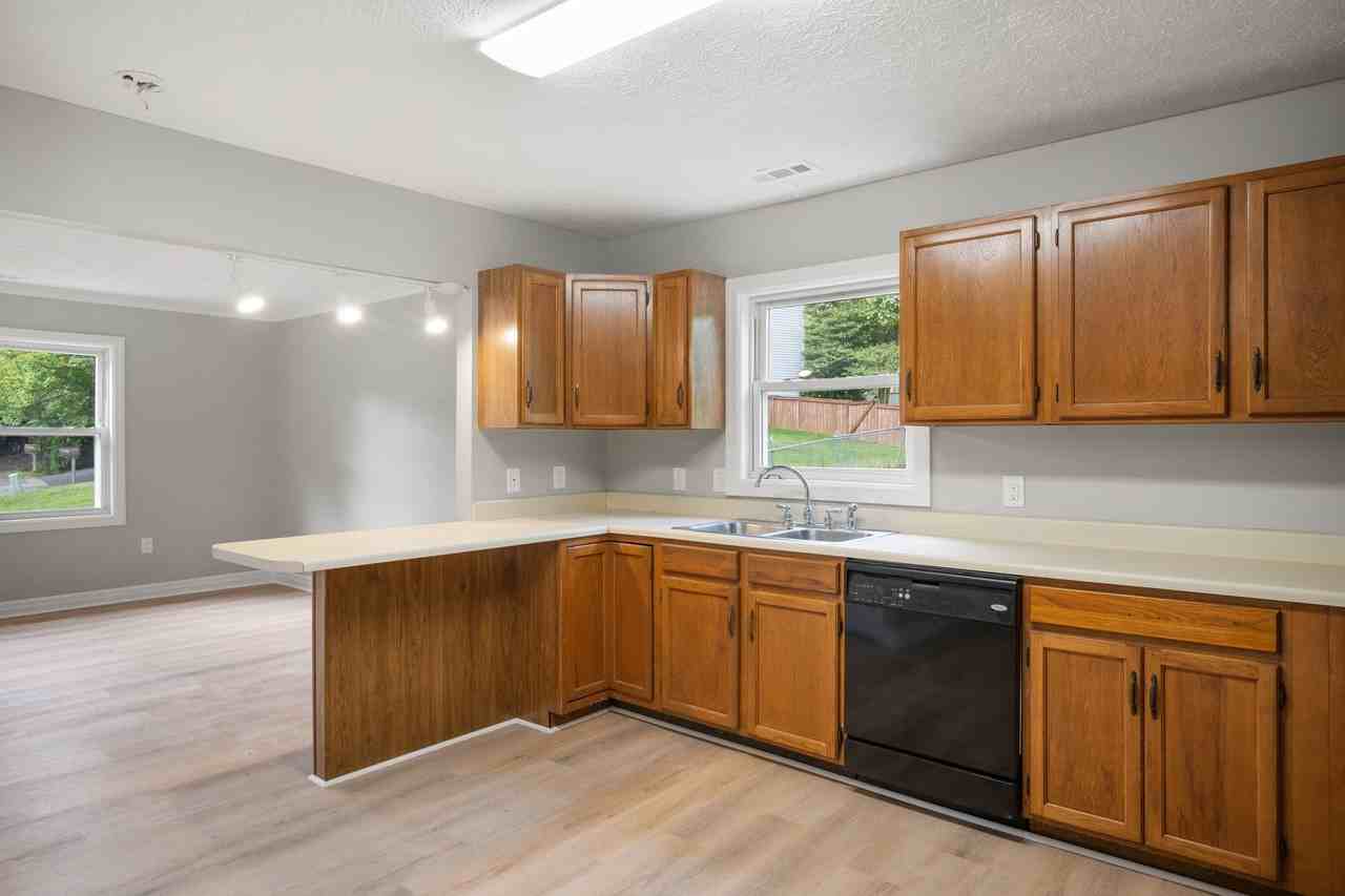385 Warren St - Photo 6 of 24