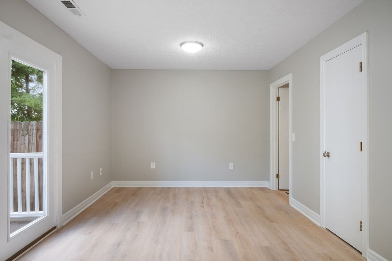385 Warren St - Photo 7 of 24