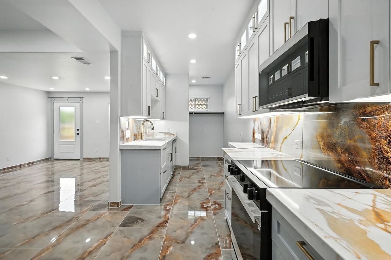 936 Elwood Rd - Photo 2 of 28