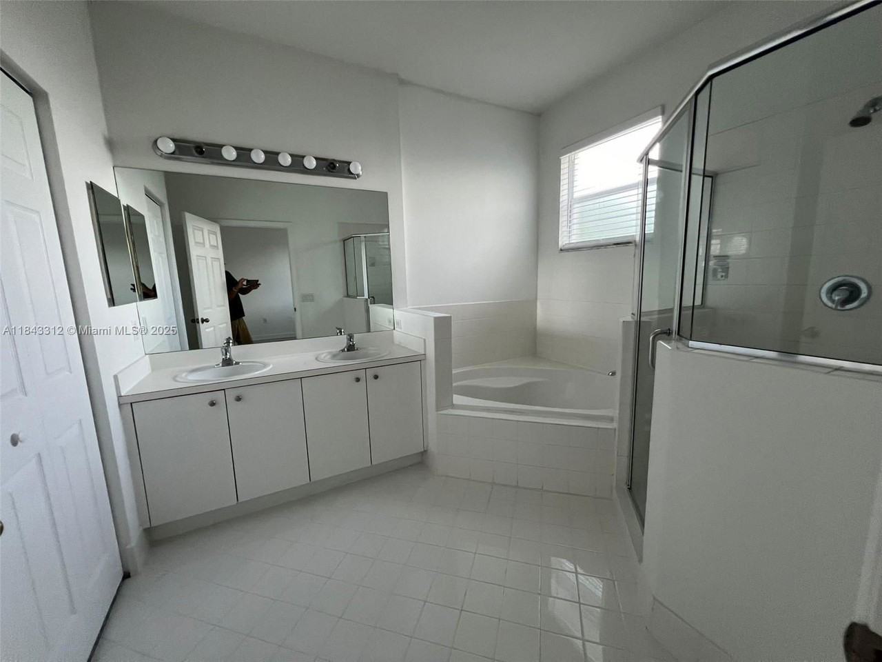 9363 Southwest 219th Street - Photo 5 of 6