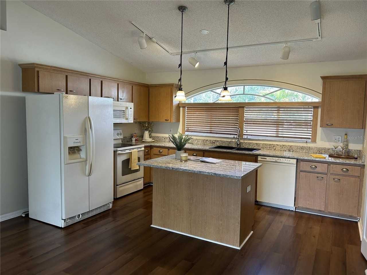 2877 56th Avenue Cir E - Photo 2 of 24