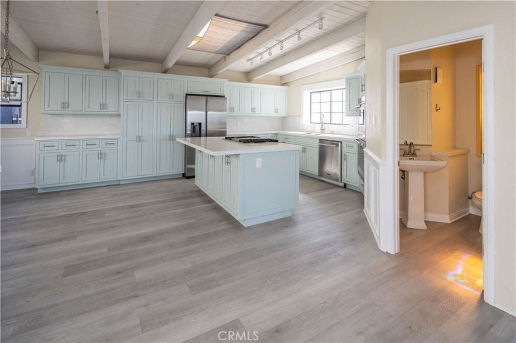 434 Manhattan Ave - Photo 4 of 21