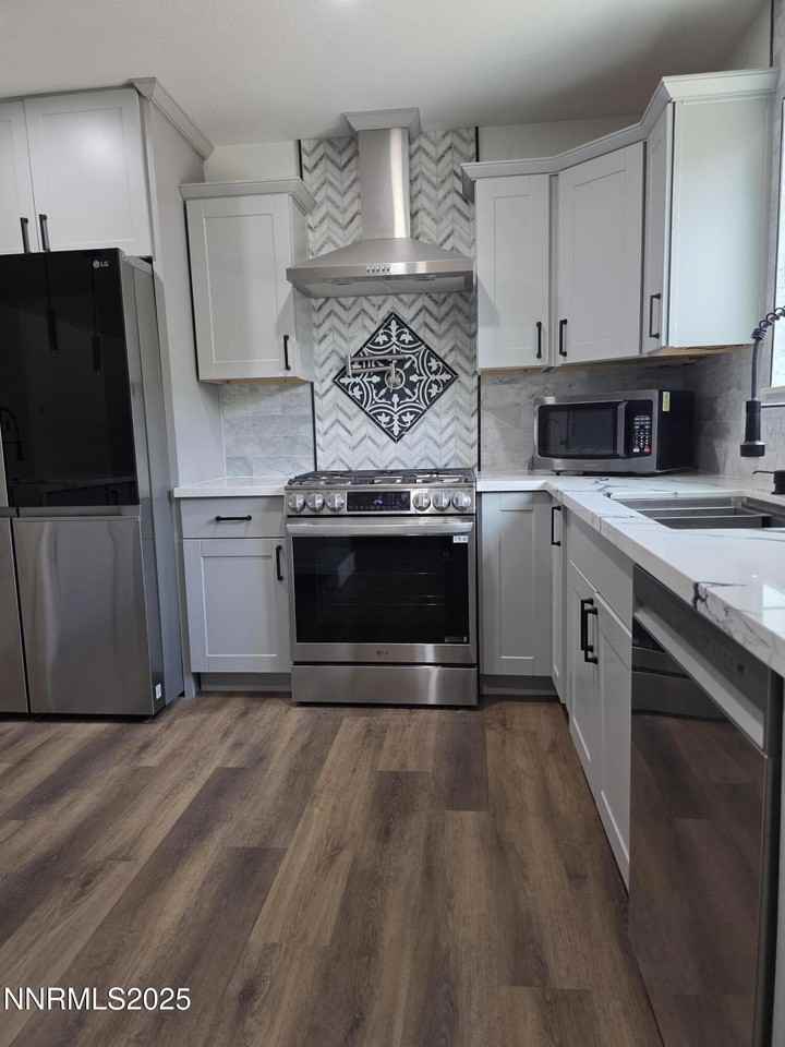 3280 Everett Drive - Photo 2 of 9