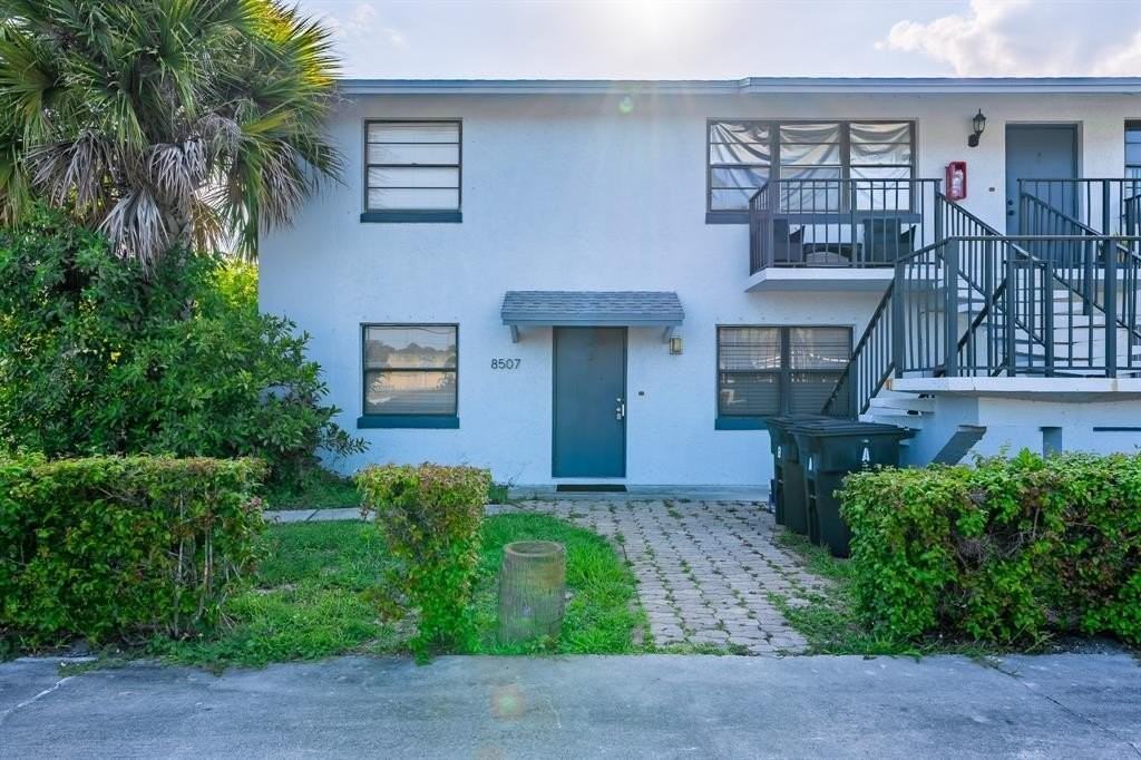 8507 Sunset Dr Drive - Photo 3 of 37