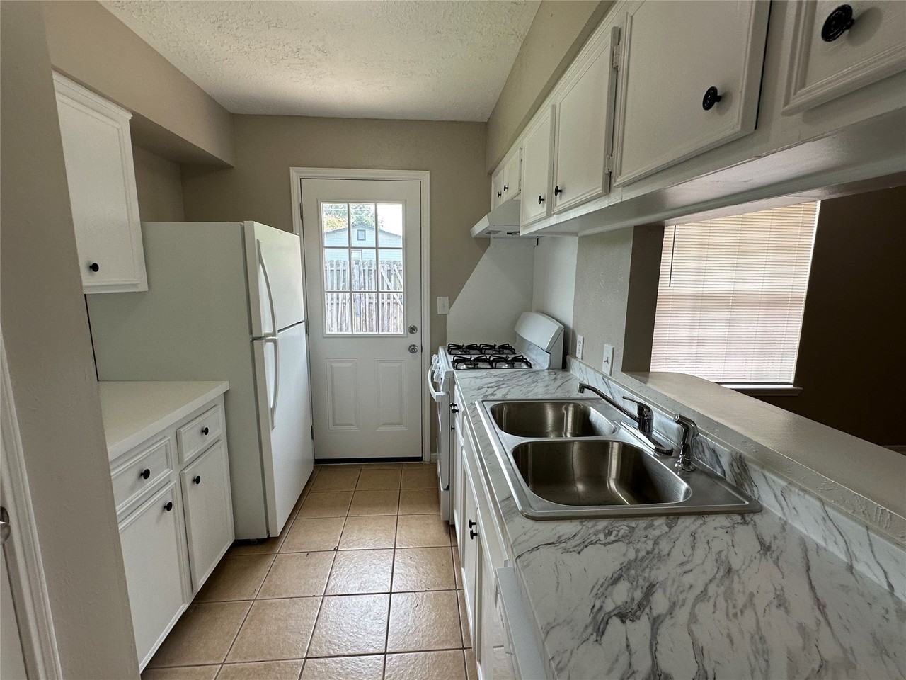 121 S Brownell St - Photo 5 of 12