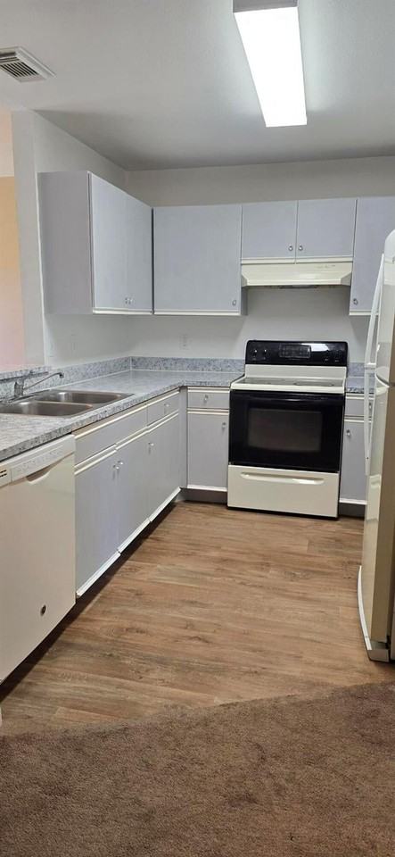 2050 Oleander Blvd - Photo 5 of 8