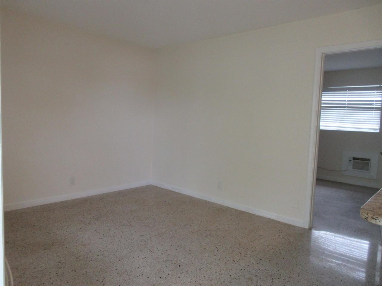 1122 N H St - Photo 4 of 10